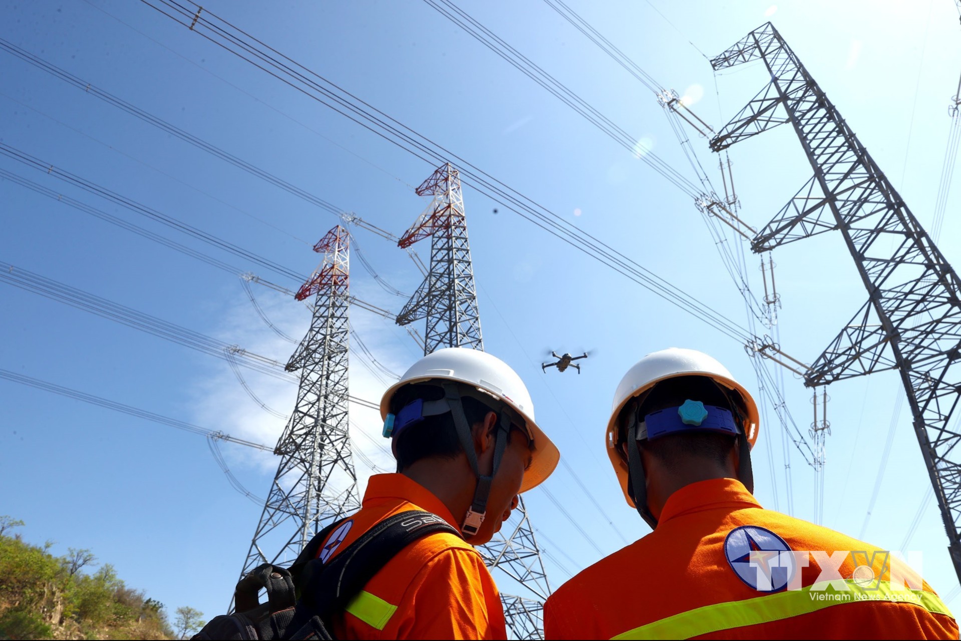 Công nhân đội truyền tải điện Bắc Bình (TTĐ Bình Thuận) sử dụng thiết bị bay không người lái kiểm tra đường dây 500kV Vĩnh Tân - Sông Mây. (Ảnh: Huy Hùng/TTXVN)